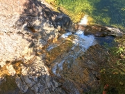異なる2種の岩石が確認できる不動滝