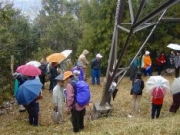 小雨の中の自然解説風景