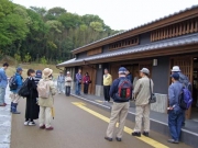 自然観察会開会の挨拶、ふるさと公園所長の神谷さん。