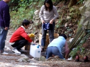 水穴で水を汲む人　外気温13℃　水温14℃