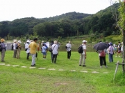 修景池の前での観察