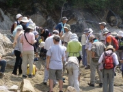 磯の現地で生きものの棲息分布を2班に分かれて検証しました