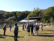 修景庭園前で周囲の木々の観察