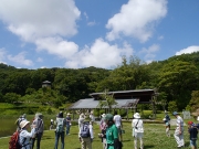 修景庭園前で周囲の木々の観察