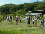 恒例の修景庭園前で周囲の木々の観察