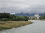 左に金色島、奥に石巻山