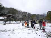 積雪の中で野鳥観察