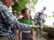 アオダイショウをかけられた少年