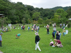 修景庭園芝生広場で虫捕り