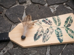 ムクロジの種で作った羽根とムクロジの葉拓の羽子板