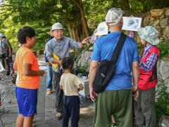 観察会風景-カニの説明