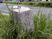 豊川に合流する朝倉川の起点杭