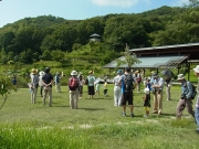 恒例の修景庭園前で周囲の木々の観察 恒例の修景庭園前で周囲の木々の観察