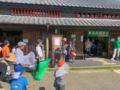 管理棟前でごあいさつ 管理棟前でごあいさつ
