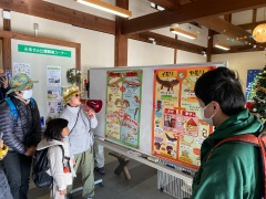 ポスターで説明